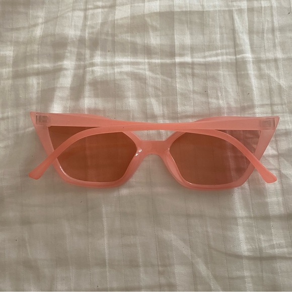 Designer pastel pink Cateye sunglasses - Picture 3 of 4